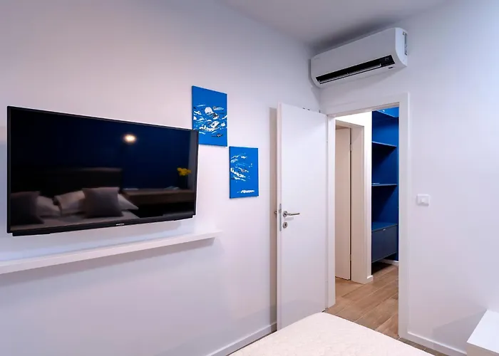 Modern, 2 Bedroom *